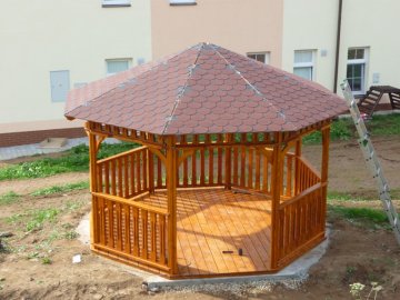 Konstrukce střechy altánu je robustní a snese i velké zatížení