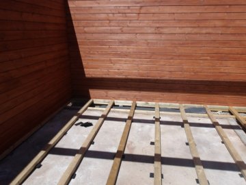 Pod chatu jsme smontovali podkladní rošt z impregnovaných smrkových hranolů