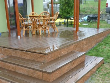 Zahradní pergolu jsme kotvili do terasy z WPC podlahových prken