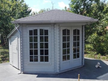 Zahradní altánek je vyrobený za smrkového dřeva a síla stěny je 44 mm