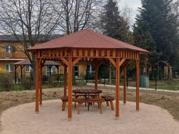 Zahradní altán jsme intalovali v nově upraveném parku