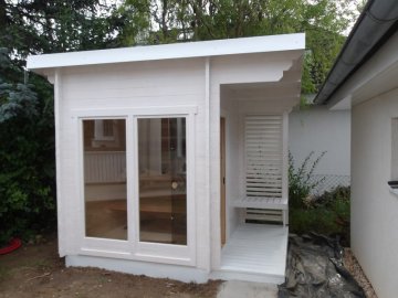 Vnější stěny sauny jsme povrchově ošetřili dvěma nátěry bílou barvou, vnitřek zůstal přírodní