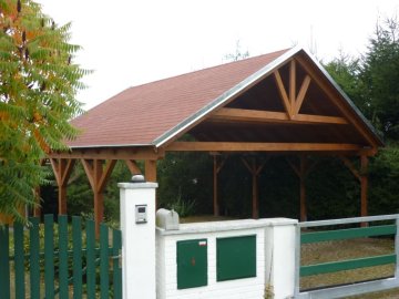 Dřevěné prvky garážového stání jsme ošetřili lazurou Xyladecor Oversol v odstínu ořech, která dodá dřevu elegantní vzhled a zároveň ho chrání před povětrnostními vlivy.