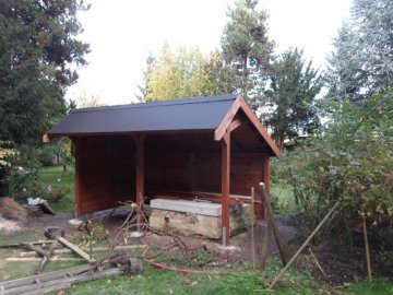 Na střešní palubkový záklop jsme položili izolaci a boční strany zakončili oplechováním