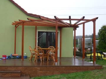 Pergola bez zastřešení ve tvaru kruhové výseče je krásným estetickým doplňkem každé zahrady