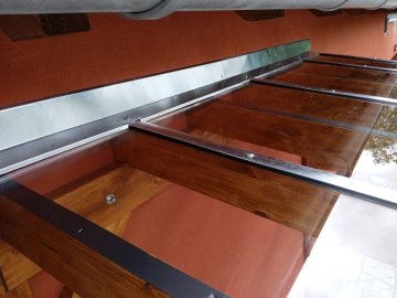 Zahradní pergolu jsme zastřešili čirým, plným polykarbonátem o síle 10 mm