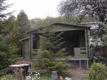 Montáž zahradní chaty Coventry na svažitém terénu 