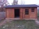 Garáž s postranní místností je o rozměrech 6 x 5 metrů a síla dřevěné stěny je 44 mm