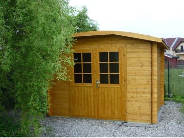 Pro snadné ukládání zahradního nářadí má dřevěný domek dvoukřídlé dveře 