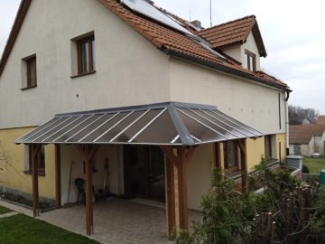 Rohovou pergolou jsme zvětšili obytný prostor terasy