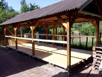 Před dřevěným opláštěním jsme na podkladový rošt sestavili podlahu z OSB desek Před dřevěným opláštěním jsme na podkladový rošt sestavili podlahu z OSB desek