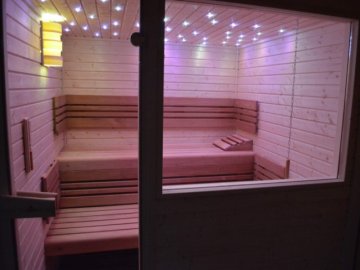 Dřevěné obložení stěn jsme doplnili saunovými lavicemi ze stejného materiálu Dřevěné obložení stěn jsme doplnili saunovými lavicemi ze stejného materiálu