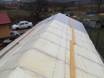 Zateplením střechy se dřevostavba bude používat i v chladnějším počasí Zateplením střechy se dřevostavba bude používat i v chladnějším počasí