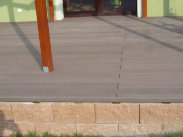 Na kotvení stojek zahradní pergoly jsme použili dvojité pozinkované úchyty