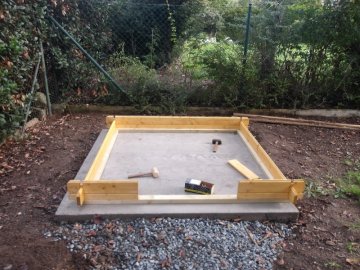 Před samotnou montáži malé dřevostavby si zákazník připravil podklad ze zámkové dlažby