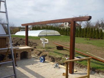Stojky pro zastřešení venkovní udírny jsme vyrobili z lepených KVH hranolů