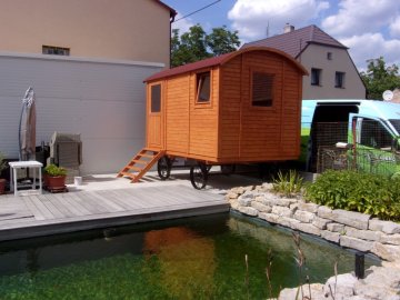 Dřevěná maringotka u vody je idaélní místo pro relaxaci