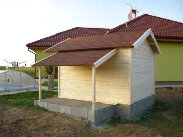 Boční zastřešený přístavek bude použit na úschovu zahradního kolečka