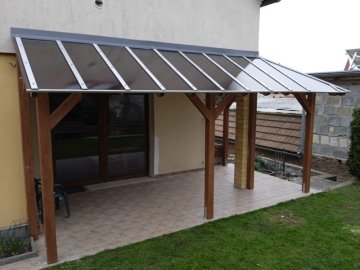 Na zastřešení pergoly jsme použili komůrkový polykarbonát