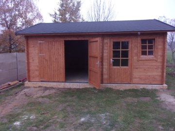 Garáž s postranní místností je o rozměrech 6 x 5 metrů a síla dřevěné stěny je 44 mm