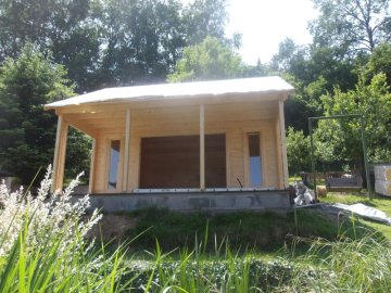 Dřevěnou chatu jsme montovali ve svahu na připravenou betonovou podestu