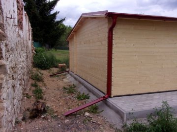 Boční strany valbové střechy jsme doplnili okapovými sety