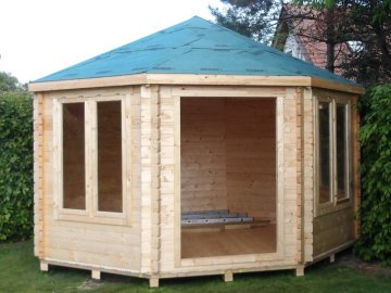 Na dřevěný záklop střechy altánu jsme položili izolační pás pod střešní krytinu