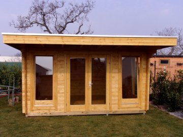 Užitná plocha zahradního domku Lory je 13 m²