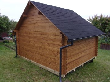 Sedlovou střechu zahradní chaty jsme po stranách doplnili o plastové okapy