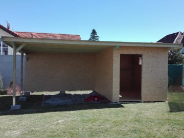 Střešní přesahy jsme po celé délce uzavřeli smrkovou 19 mm silnou palubkou
