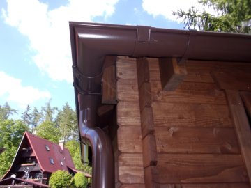 Zahradní altán jsme doplnili o plastový okapový set Lindab Zahradní altán jsme doplnili o plastový okapový set Lindab