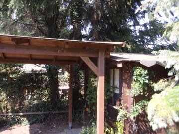Detail přesahu pergolové střehchy nad střechou zahradního domku