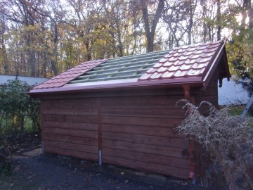 Konečné zastřešení montované chaty jsme provedli profilovaným plechem Satjam v červené barvě