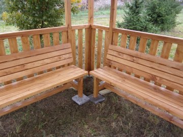 Do zastřešeného altánu jsme doplnili dvě dřevěné lavičky vhodné pro posezení a  relaxaci