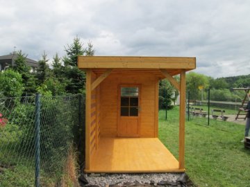 Domek s přístřeškem jsme stavěli na rovnoměrně rozmístěné betonové dlaždice