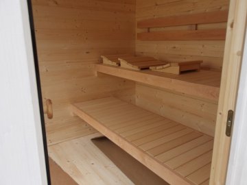 Saunu jsme vybavili dvoustupňovou dřevěnou lavicí, podhlavníky a nezapomněli jsme ani na teploměr Saunu jsme vybavili dvoustupňovou dřevěnou lavicí, podhlavníky a nezapomněli jsme ani na teploměr