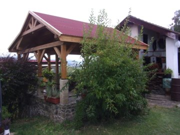 Stavba dřevěné pergoly kryté sedlovou střechou