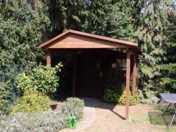 Konstrukci pergoly jsme impregnovali proti plísni a hnilobě, po té povrchově ošetřili lazurou v odstínu teak