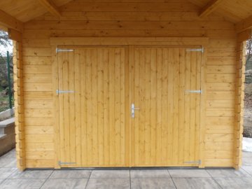 Otevřením dvoukřídlých vrat garáže se pohodlně zpřístupní venkovní kuchyně