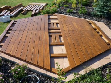 Pod dřevěnou podlahu byl sestaven podkladní rošt z impregnovaných hranolů
