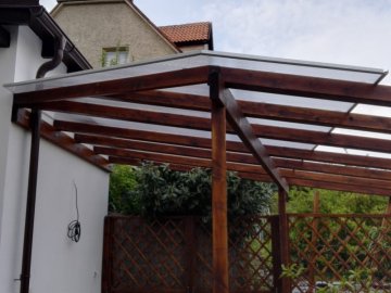 Zahradní pergola byla částečně zastřešena čirým komůrkovým polykarbonátem