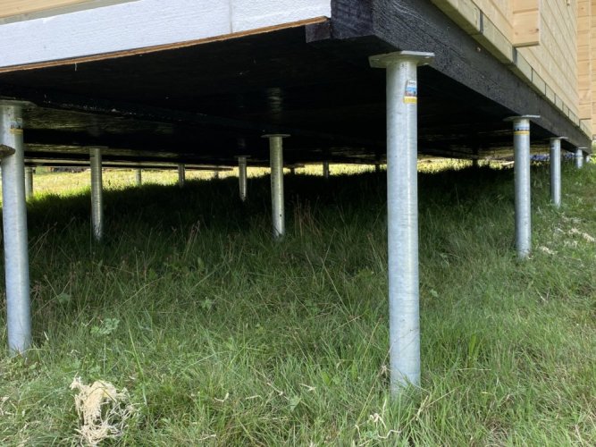 Zahradní chata Kay - detail podlahového roštu ze zemních vrutů