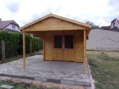 Zahradní chata Georg je jedna místnost zcela bez oken, ale s přední zastřešenou terasou