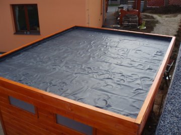 Střešní krytinu jsme použili EPDM folii vcelku s průchodkou do okapu