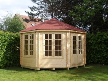 Osmiboký uzavřený altán - dokonalá dřevostavba v rohu zahrady