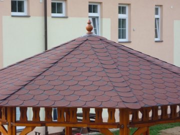 Střecha altánu je v nejvyšším bodě zakončena ozdobnou věžičkou
