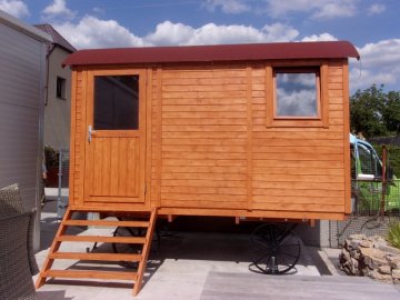 Maringotku jsme před montáží nejprve pečlivě připravili a povrchově ošetřili tenkovrstvou lazurou Tikurila Vallti