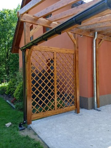 Prodlouženou stranu pergoly jsme vyplnili ozdobnou mříží s velikostí oka 13 x 13 cm