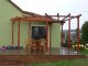 Pergola bez zastřešení ve tvaru kruhové výseče je krásným estetickým doplňkem každé zahrady