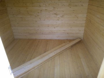 K zahradnímu domku si zákazník objednal střešní krytinu a dřevěnou podlatu z 19 mm silných palubek K zahradnímu domku si zákazník objednal střešní krytinu a dřevěnou podlatu z 19 mm silných palubek